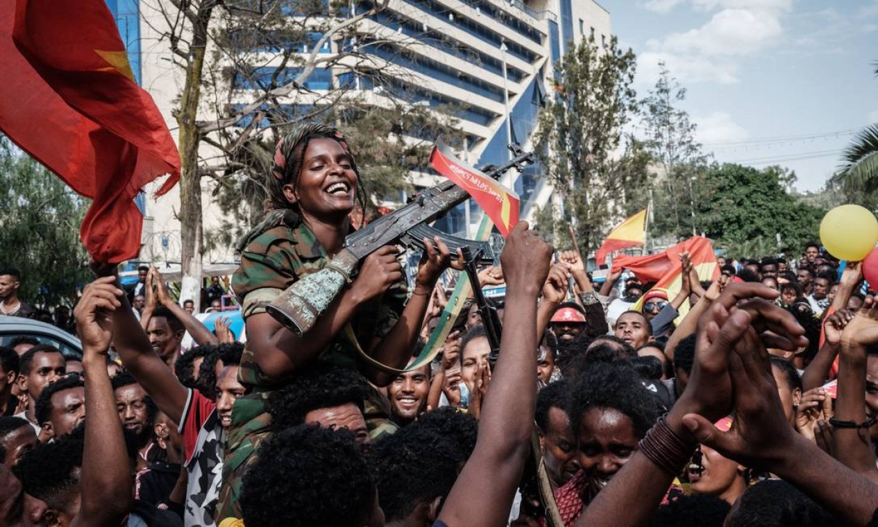 Mulheres soldados da Força de Defesa Tigray (TDF), movimento separatista, comemoram a tomada de controle da capital da região de Tigray, na Etiópia. Desde novembro do ano passado há um conflito entre forças do governo da Etiópia e rebeldes ligados ao partido que dominava o estado de Tigray Foto: YASUYOSHI CHIBA / AFP