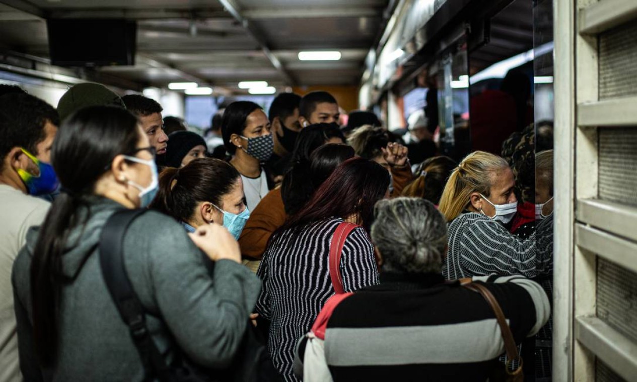 Durante toda pandemia, trabalhadores da Zona Oeste, que utilizam o BRT, não tiveram oportunidade de manter distanciamento social Foto: Hermes de Paula / Agência O Globo