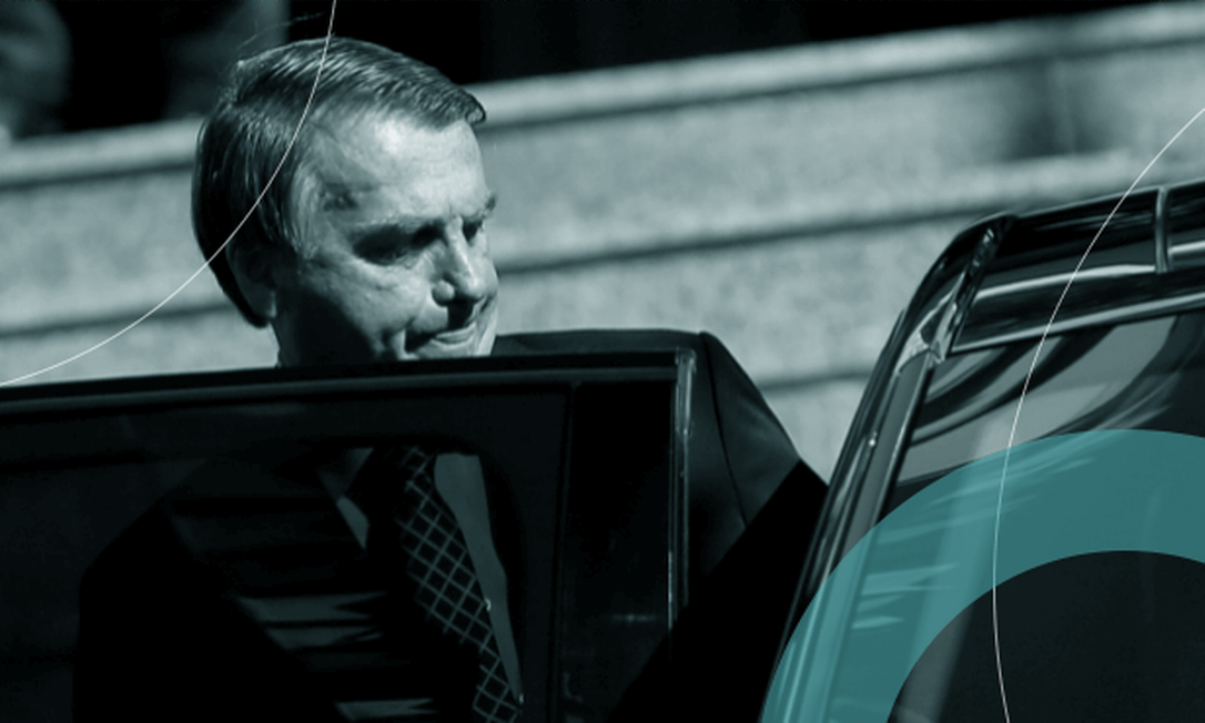 Bolsonaro entra em carro depois de comparecer a uma missa: sob fogo cruzado e fornecendo munição / Crédito: Adriana Machado / Reuters