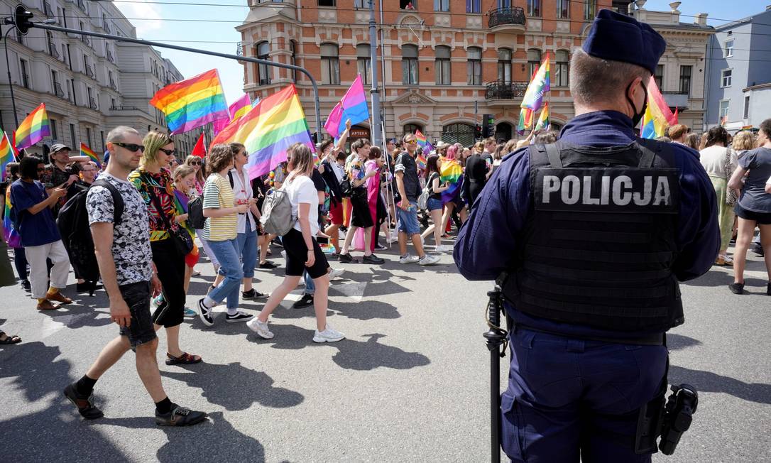 Manifestantes participam de Marcha da Igualdade na cidade polonesa de Lodz, no dia 26 de junho Foto: MARCIN STEPIEN / Agencja Gazeta via REUTERS