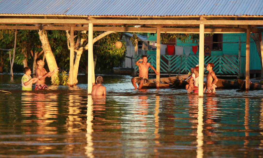 A Ilha do Marrecão, a Manacapuru, l'alluvione lascia l'acqua all'altezza della vita, dove normalmente sarebbe asciutta.Foto: Euzivaldo Queiroz / Agência O Globo
