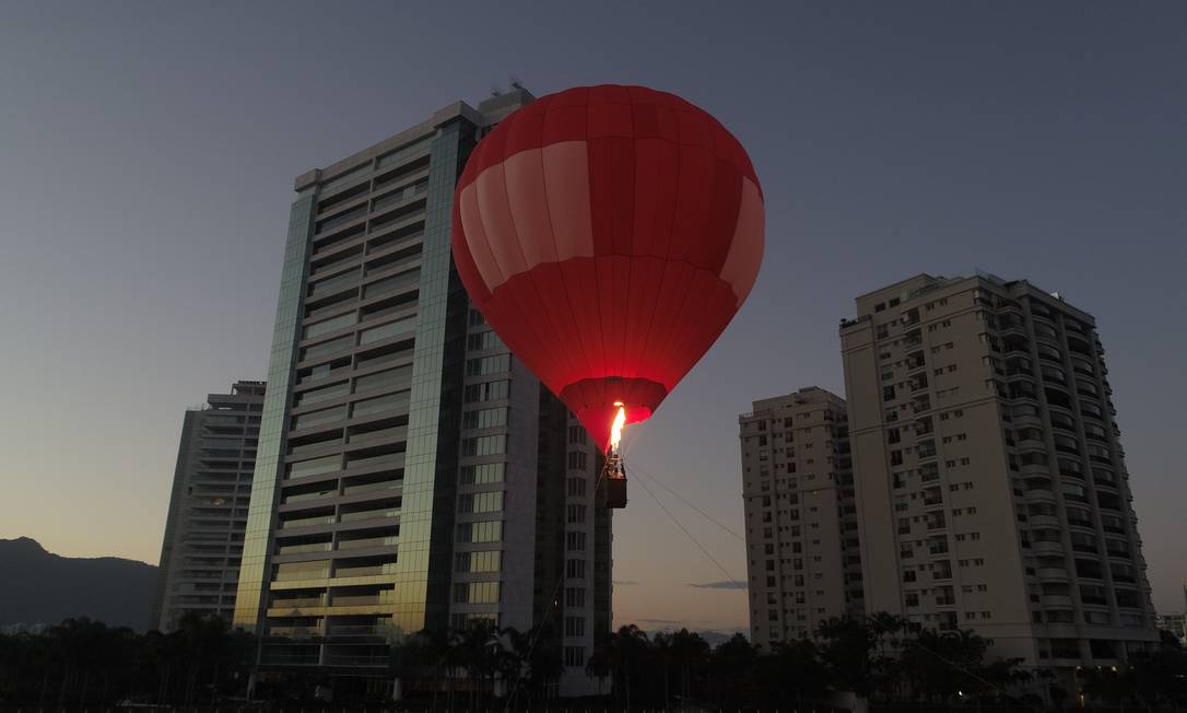 O balão ficará fixado ao chão por cabos de aço e subirá até 30 metros, em passeios de dez minutos, para duas pessoas além do piloto Foto: Divulgação/Rob Kattan