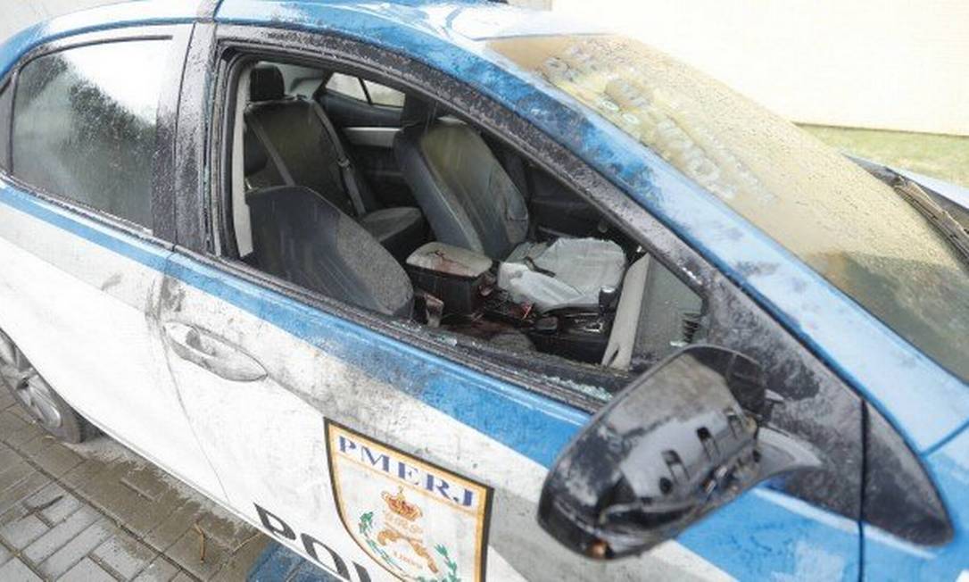 Carro da PM teve vidros estilhaçados pelos tiros Foto: Brenno Carvalçho/ Agência O Globo / Agência O Globo