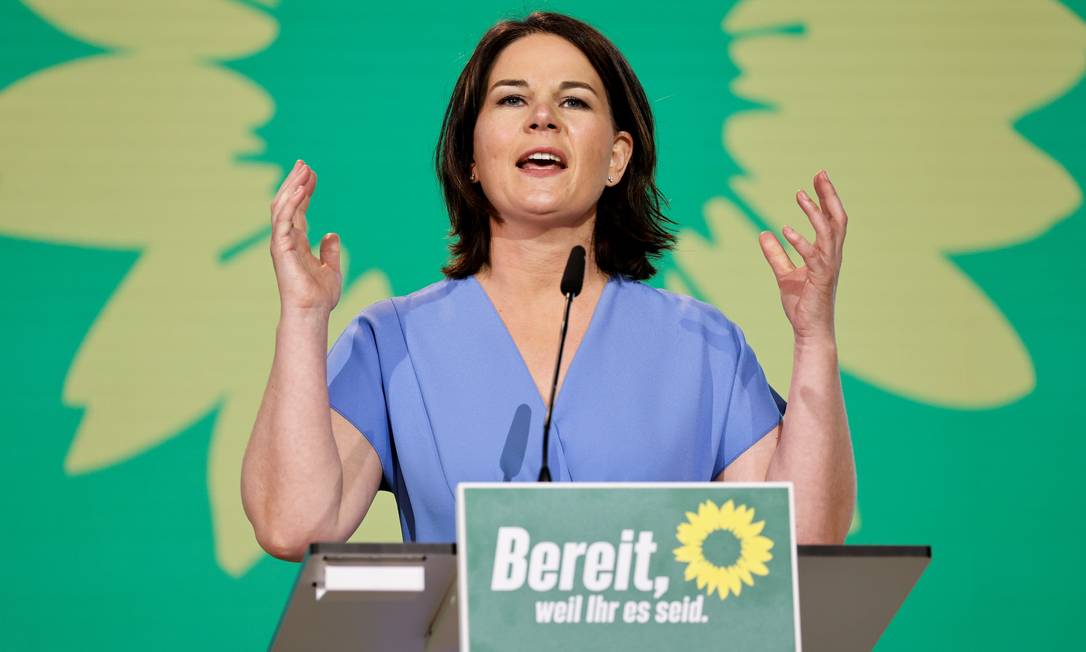Annalena Baerbocks, candidata à sucessão de Merkel, discursa em conferência dos verdes em Berlim; sigla deve acabar minortária em coalizão Foto: AXEL SCHMIDT / REUTERS/13-6-2021