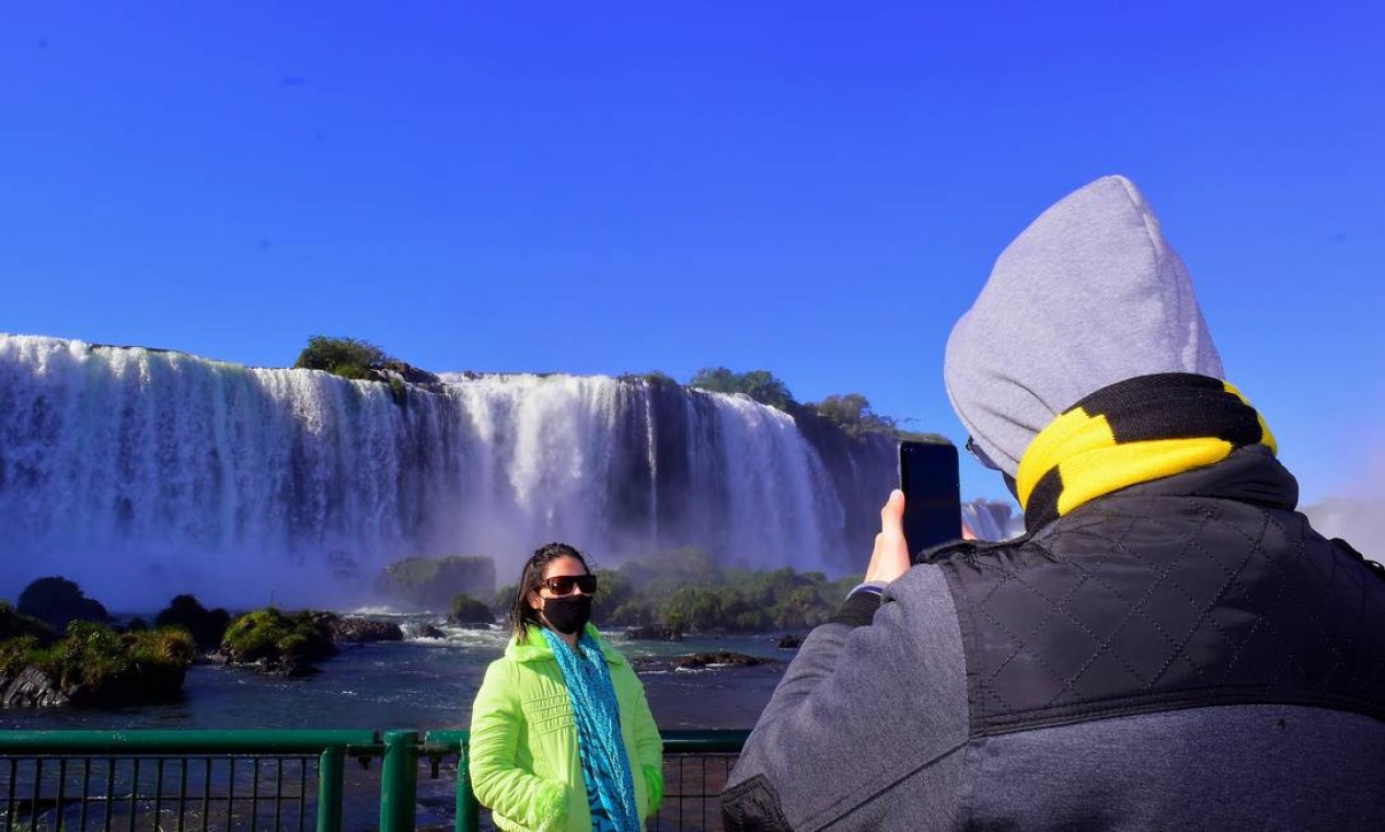 Turistas posam nas Cataratas do Iguaçu após a estiagem Foto: Mateus Oliveira/Divulgação