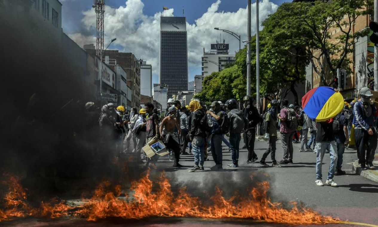 Manifestantes bloqueiam uma rua durante um protesto contra o governo em Medellín, Colômbia Foto: JOAQUIN SARMIENTO / AFP