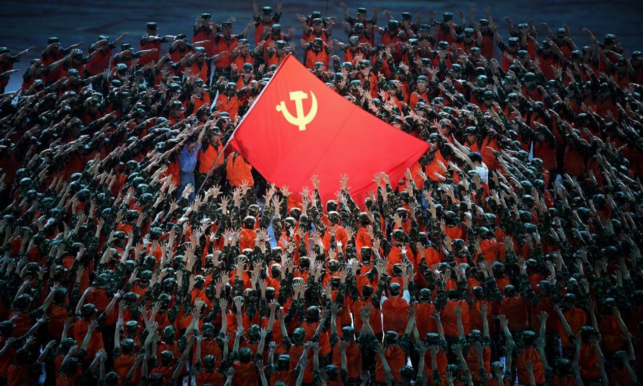 Artistas dançam durante uma apresentação na celebração do 100º aniversário da fundação do Partido Comunista da China, no estádio nacional, em Pequim Foto: NOEL CELIS / AFP