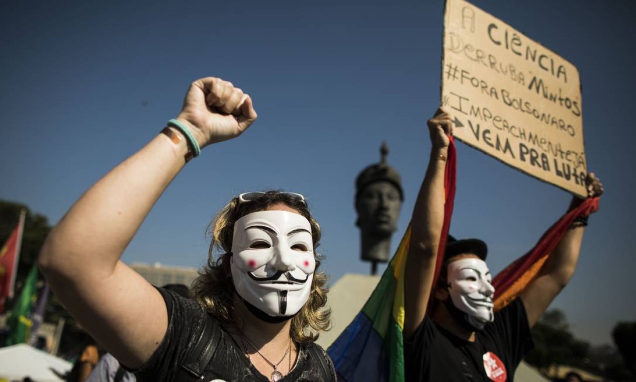 Manifestantes marcham pelo Centro do Rio para pedir impeachment de Jair Bolsonaro Foto: Guito Moreto / Agência O Globo