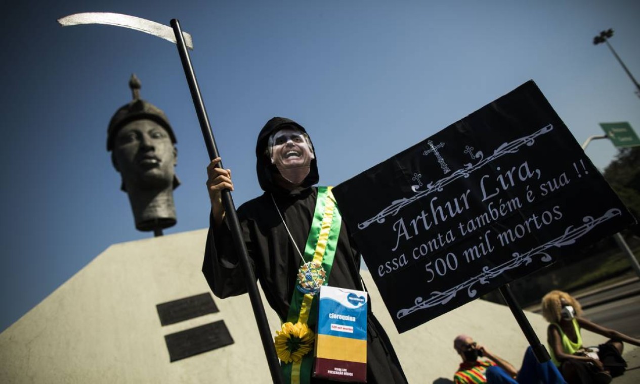 Manifestante se veste de morte com a cara do presidente Jair Bolsonaro, com cartaz contra o presidente da Câmara, Arthur Lira Foto: Guito Moreto / Agência O Globo