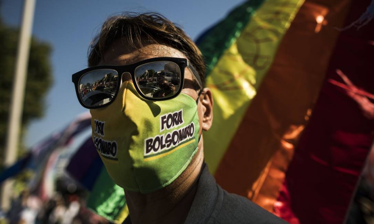 Manifestante usa máscara de proteção com a frase "fora, Bolsonaro" Foto: Guito Moreto / Agência O Globo