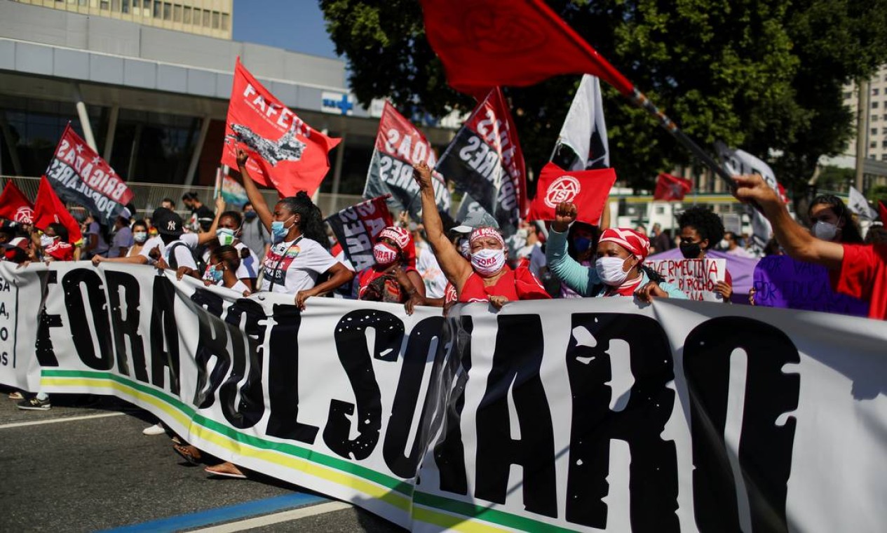 Manifestantes seguram faixa pedindo saída de Bolsonaro da Presidência em protesto no Centro do Rio Foto: PILAR OLIVARES / REUTERS
