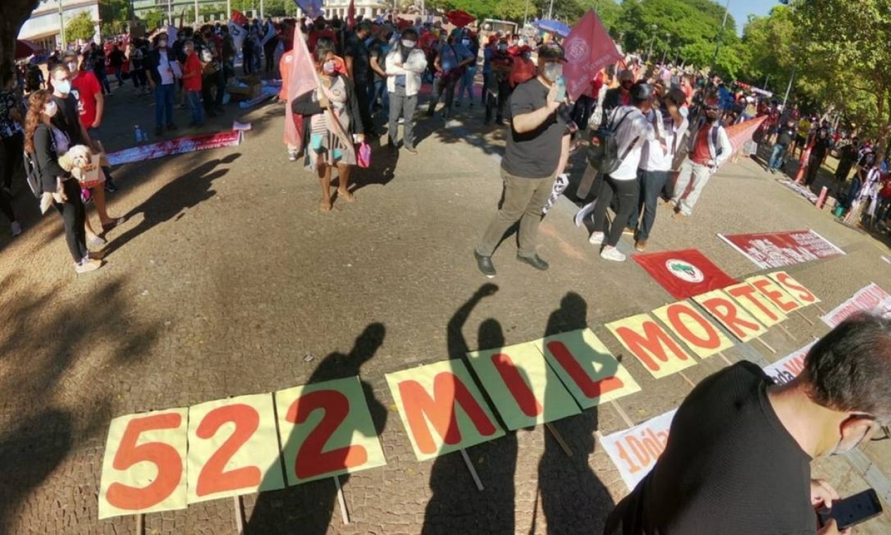 Em Goiânia, manifestantes pediram por mais vacina e a volta do auxílio emergencial no valor de R$ 600 Foto: Reprodução/Zé Washington / TV Anhanguera