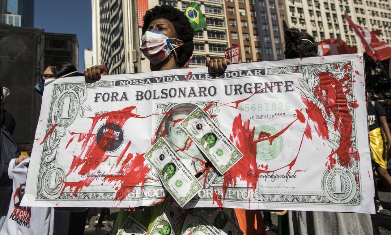 Milhares de manifestantes voltaram às ruas neste sábado para pedir o impeachment do presidente Jair Bolsonaro Foto: Guito Moreto / Agência O Globo