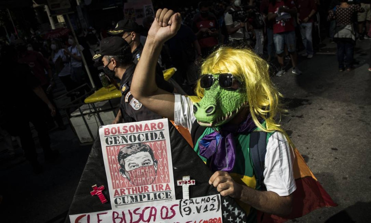 Manifestante com fantasia de jacaré participa de ato contra o governo Bolsonaro no centro do Rio Foto: Guito Moreto / Agência O Globo