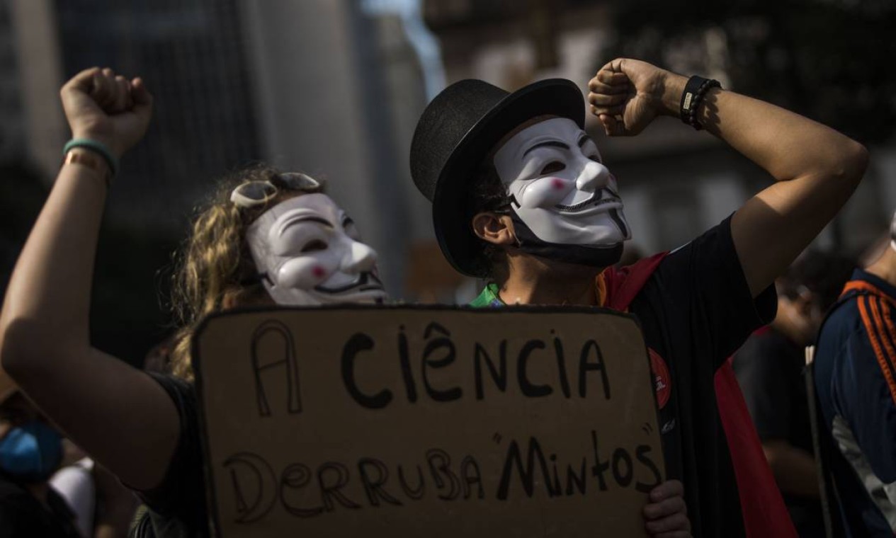 "A ciência derruba mintos", diz cartaz de manifestantes no Rio Foto: Guito Moreto / Agência O Globo