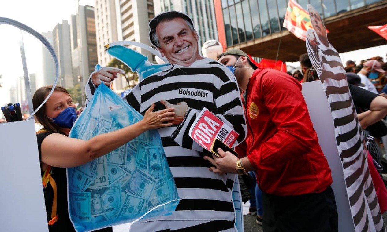 Pessoas seguram um boneco de papelão do presidente Jair Bolsonaro durante protesto em São Paulo Foto: MARIANA GREIF / REUTERS