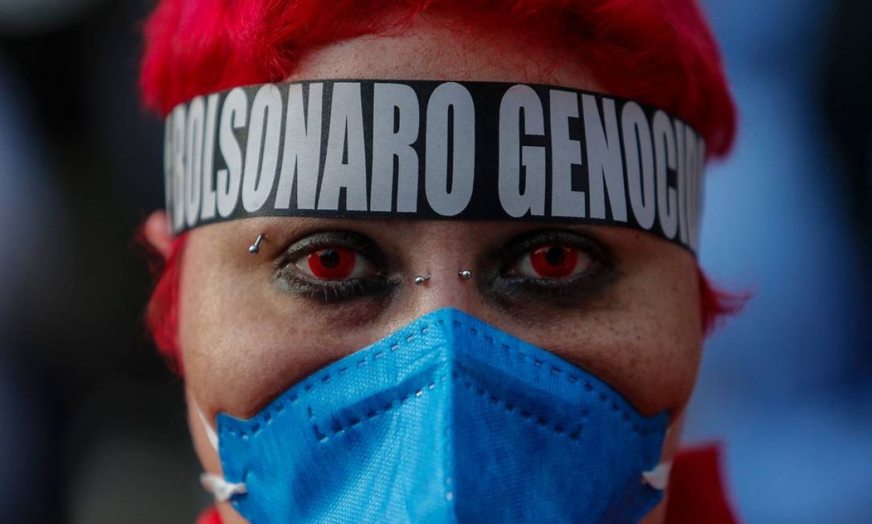 Mulher participa de protesto contra o governo de Jair Bolsonaro, em São Paulo Foto: MIGUEL SCHINCARIOL / AFP