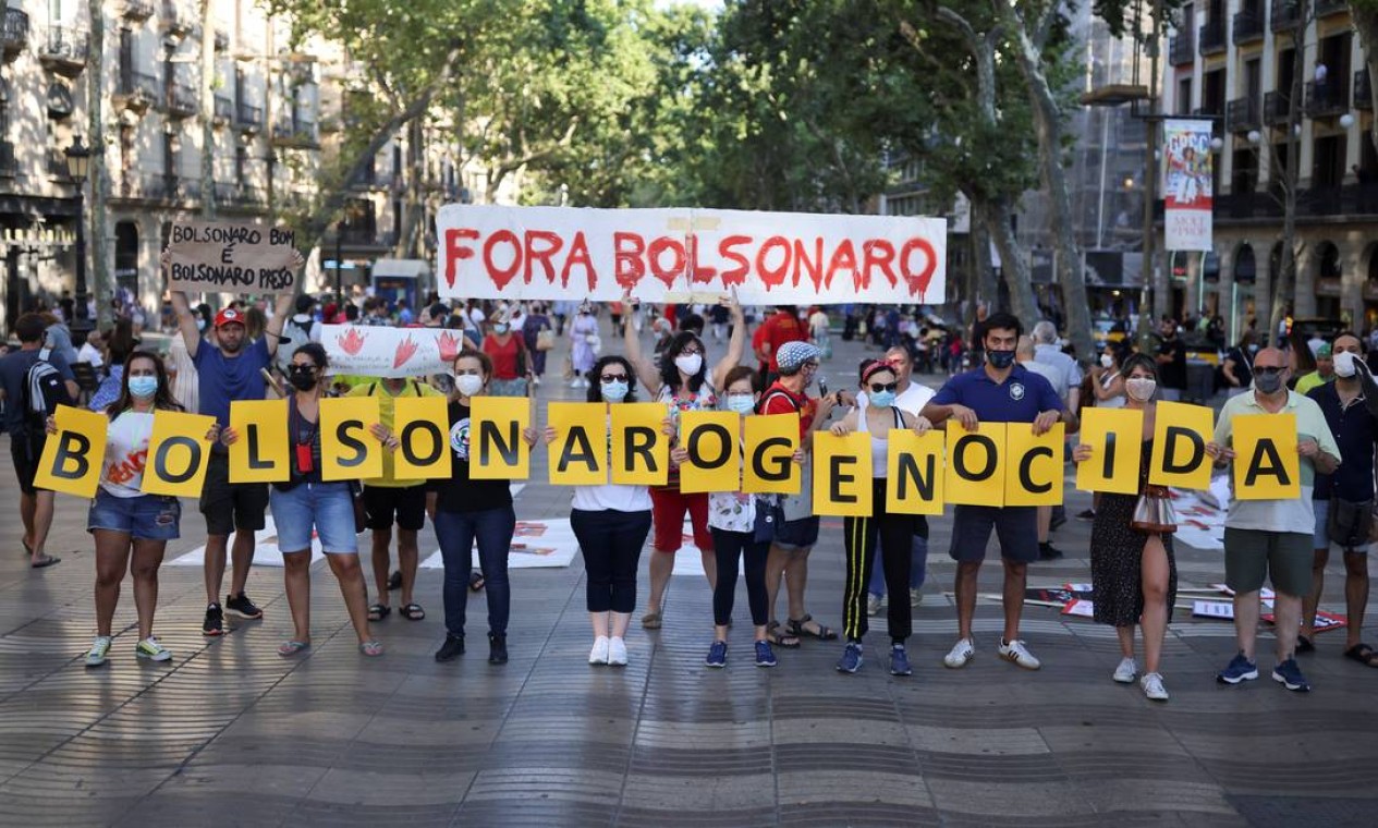 Em Barcelona, Espanha, manifestantes demonstram apoio aos protestos contra o governo no Brasil Foto: NACHO DOCE / REUTERS