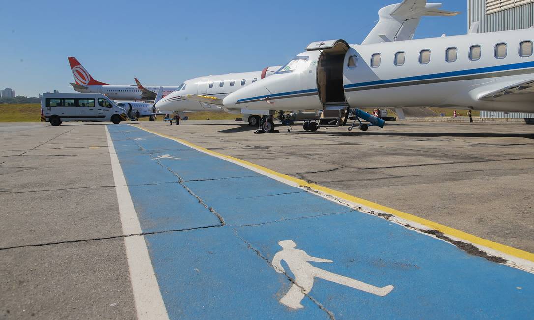 Aviões particulares na pista do aeroporto de Congonhas, em São Paulo Foto: Edilson Dantas / Agência O Globo