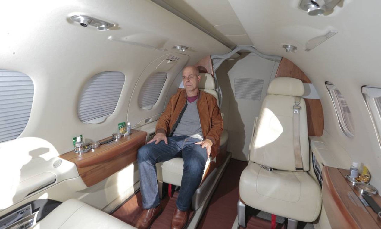 O empresário Marcelo Bellodi se acomoda a bordo do seu jato Embraer Phenon 100, que fica à disposição para fretamentos no hangar da Tropic Air quando ele não está usando Foto: Edilson Dantas / Agência O Globo/2-7-2021