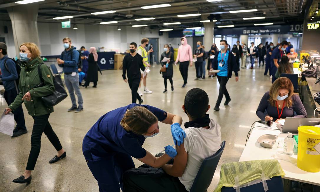 Vacinação em massa: Britânicos recebem dose da Pfizer no estádio de Tottenham, em Londres Foto: HENRY NICHOLLS / REUTERS