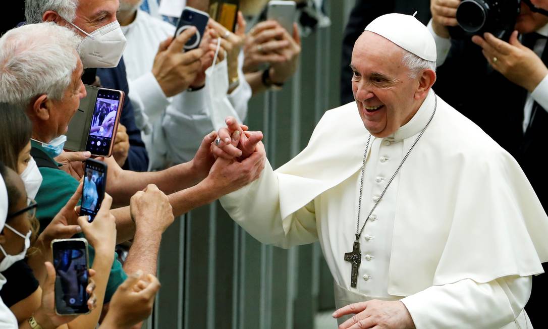 Papa cumprimenta apoiadores em cerimônia no fim de junho Foto: REMO CASILLI / REUTERS