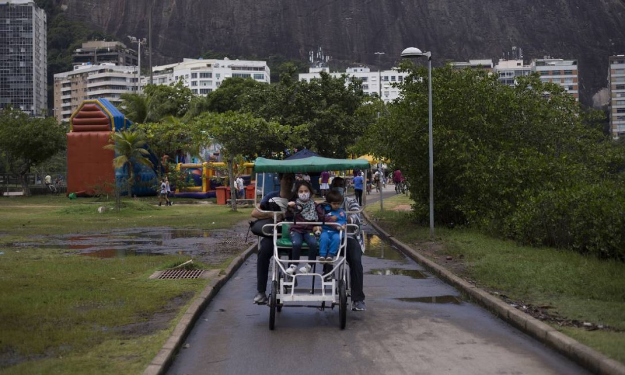 Pessoas passeiam de quadriciclo na Lagoa. Foto: Maria Isabel Oliveira / Agência O Globo