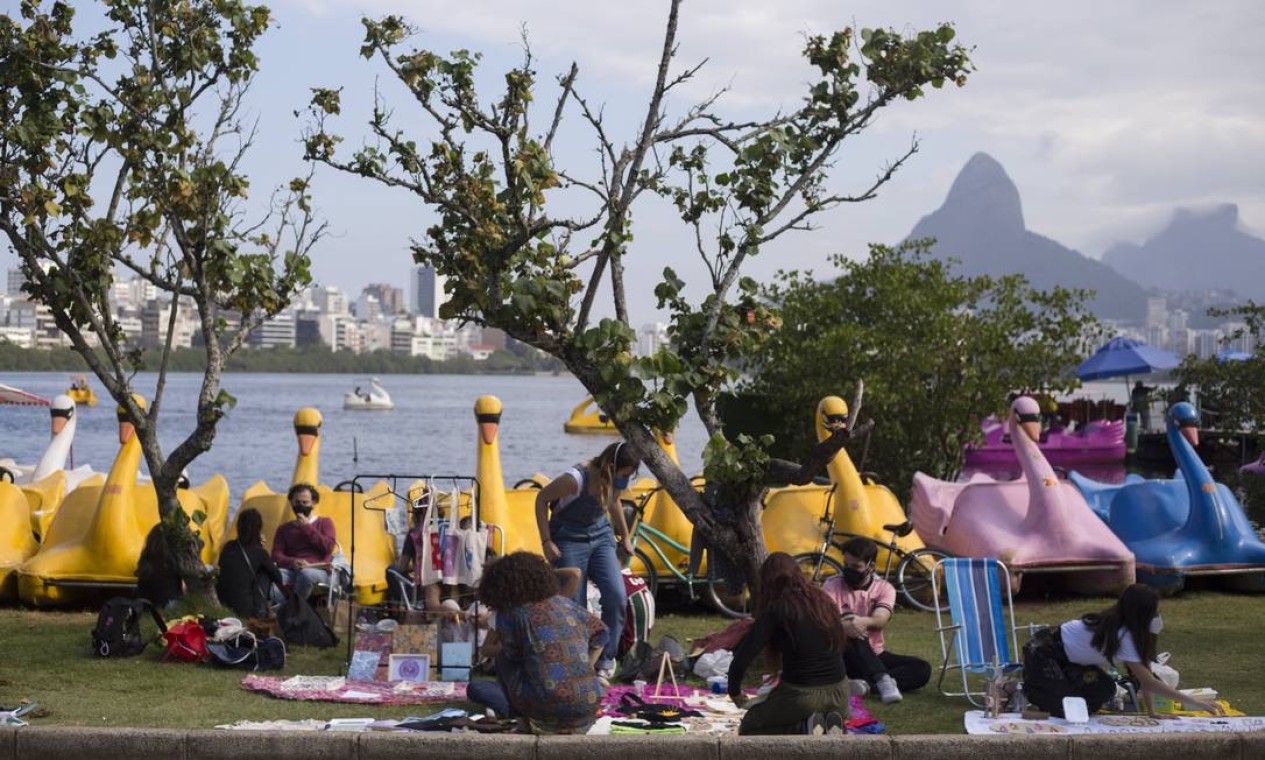 Pessoas fazem piquenique na Lagoa, Zona Sul do Rio Foto: Maria Isabel Oliveira / Agência O Globo
