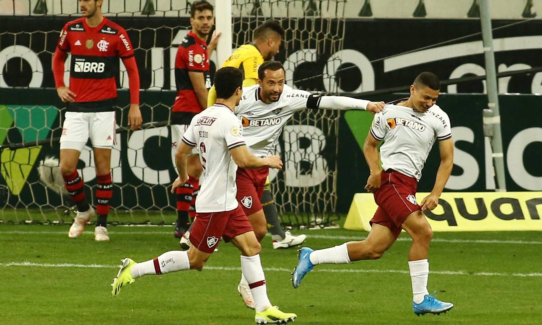 Egídio, Nenê e André celebram o gol que deu à vitória ao Fluminense Foto: Carla Carniel/Reuters