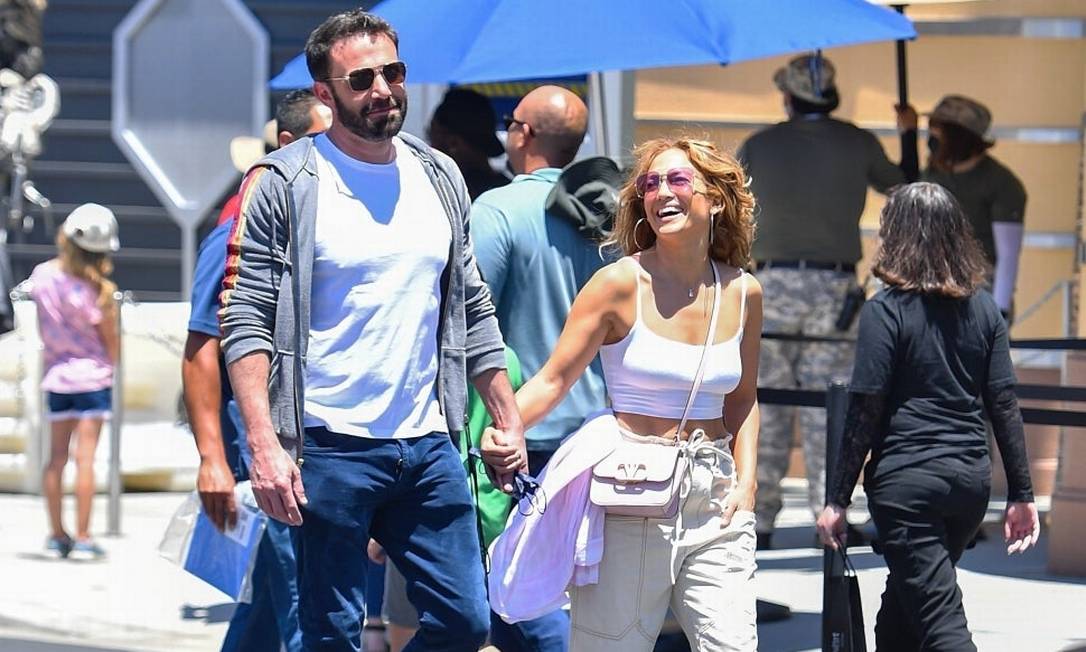 Jennifer Lopez e Ben Affleck curtem o dia em parque de diversão. Foto: Backgrid