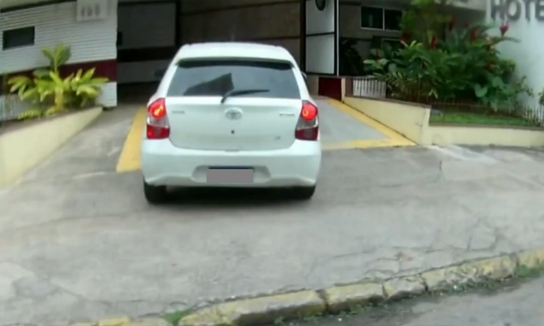 Carro usado por diretor de uma penitenciária entra em um motel, em Niterói, na hora do expediente Foto: TV Globo / Reprodução