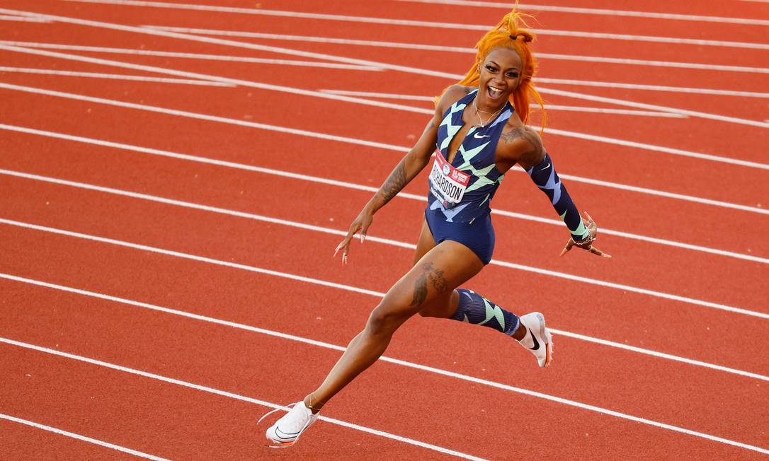 Sha'Carri Richardson celebra vitória na seletiva olímpica americana, mas a atleta não poderá correr os 100m em Tóquio Foto: Cliff Hawkins / AFP