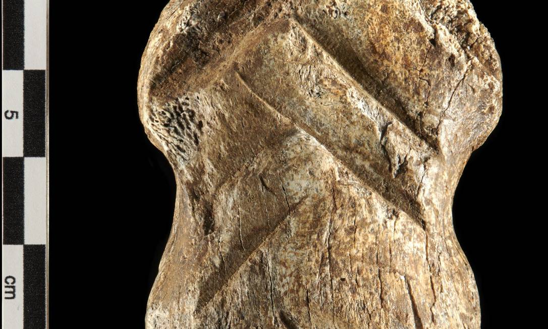Imagem publicada por Niedersachsisches Landesamt fur Denkmalpflege (NLD) em 5 de julho de 2021, mostra um osso gravado em Einhornhohle, norte da Alemanha. Foto: VOLKER MINKUS / NLD / AFP