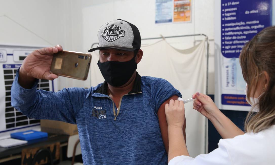 Nesta terça-feira, pessoas a partir de 39 anos podem receber o imunizante em Niterói Foto: Divulgação/Douglas Macedo