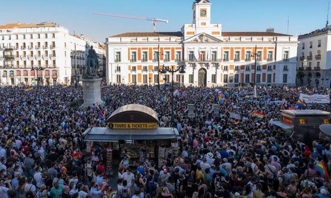 Na Puerta del Sol, em Madri, milhares se reuniram para protestar contra o assassinato de Samuel Luiz Foto: Reprodução