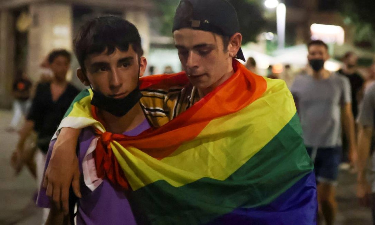 Ativista LGBTIAP+ protesta, em Barcelona, pela morte de Samuel Luiz, que foi atacado fora de um clube em la Coruña Espanha Foto: NACHO DOCE / REUTERS