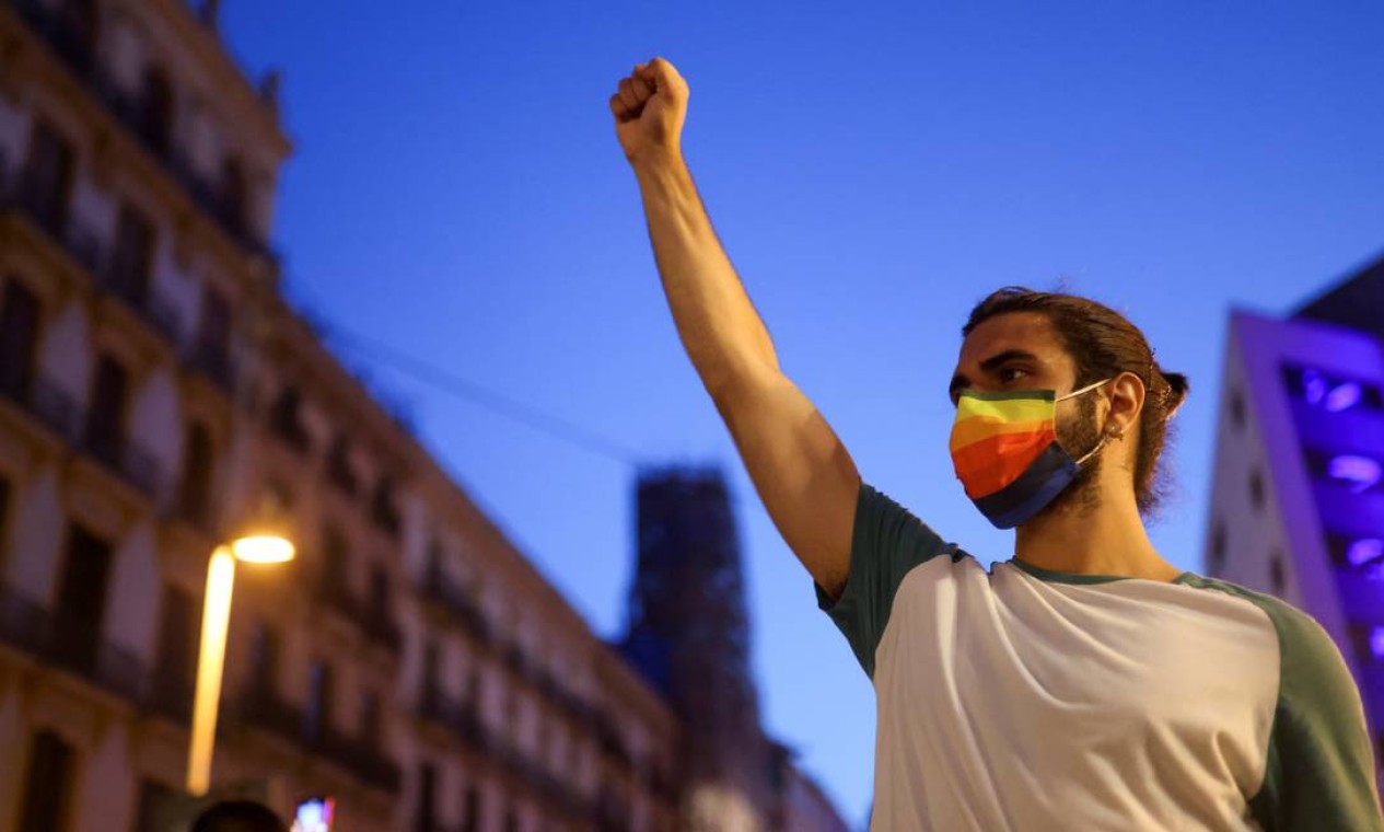 Ativista LGBTIAP+ protesta, em Barcelona, pela morte de Samuel Luiz, que foi atacado fora de um clube em la Coruña Espanha Foto: NACHO DOCE / REUTERS