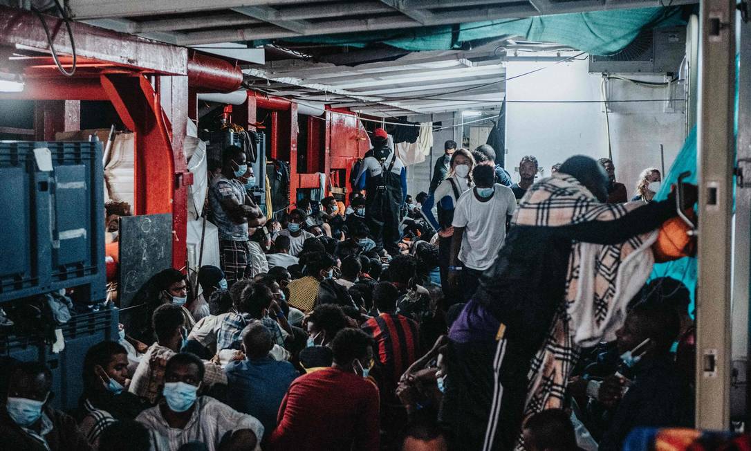 Alguns dos 369 migrantes que foram resgatados na costa da Líbia em 4 de julho de 2021 Foto: Flavio Gasperini / SOS Méditerranée / AFP
