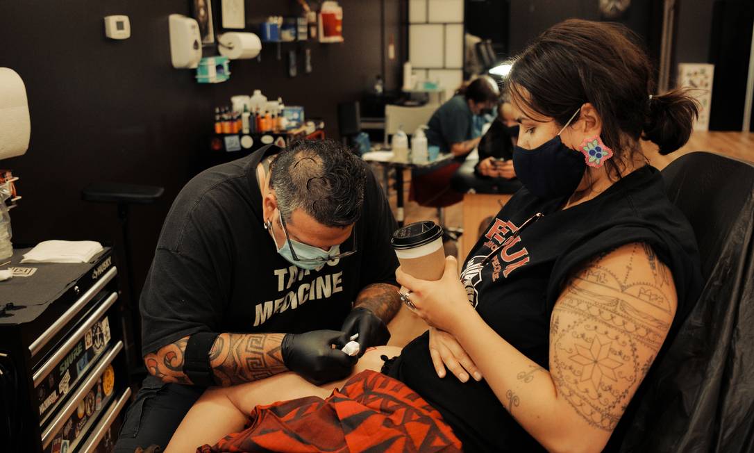 Dion Kaszas, à esquerda, um estudioso e praticante de tatuagem húngaro, Métis e Nlaka&#039;pamux, em Bedford, Canadá, em 19 de junho de 2021 Foto: PAUL ATWOOD / NYT