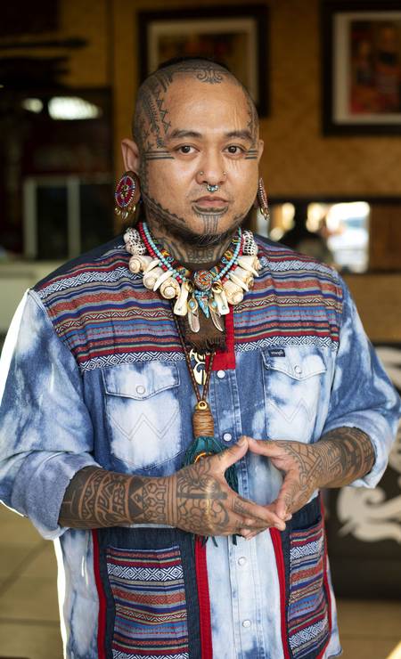 Elle Festin, uma tatuadora de ascendência filipina, em Stanton, Califórnia. Festin usa as “múmias de fogo” Ibaloi e Kankanaey - pessoas cujos corpos tatuados foram preservados por fogo lento séculos atrás - como inspiração Foto: NIA MACKNIGHT / NYT