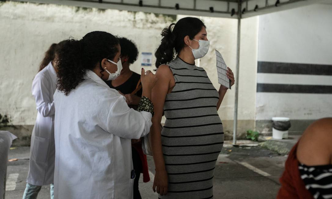 Grávida toma vacina da Pfizer na Tijuca, no Rio de Janeiro Foto: Brenno Carvalho / Agência O Globo