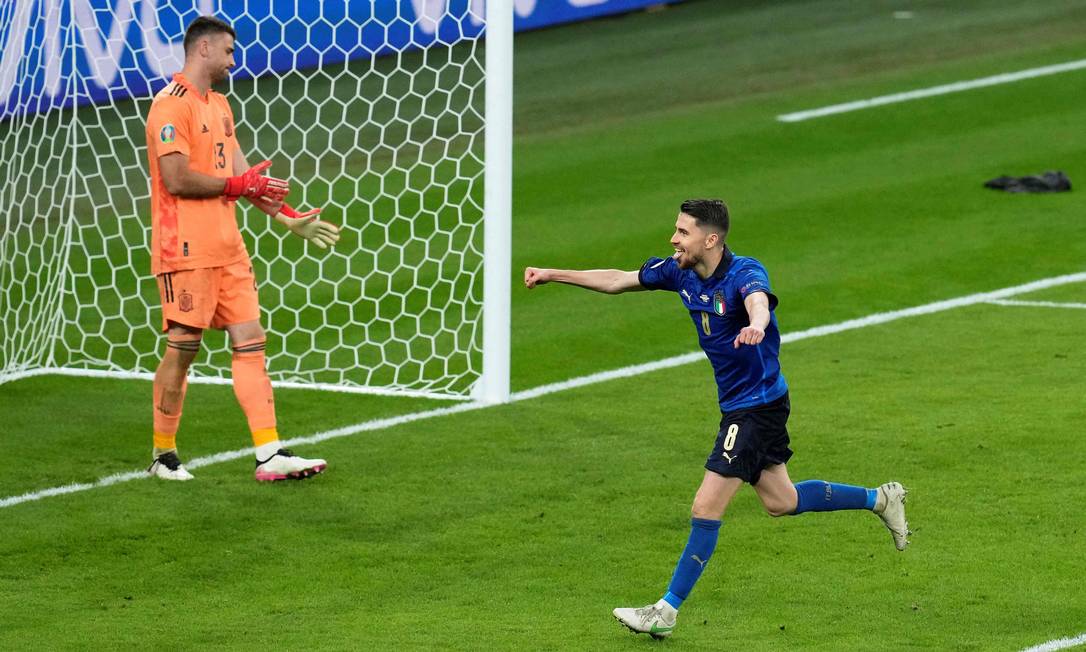 Jorginho marcou o gol que deu a vaga na final da Euro aos italianos Foto: MATT DUNHAM / AFP