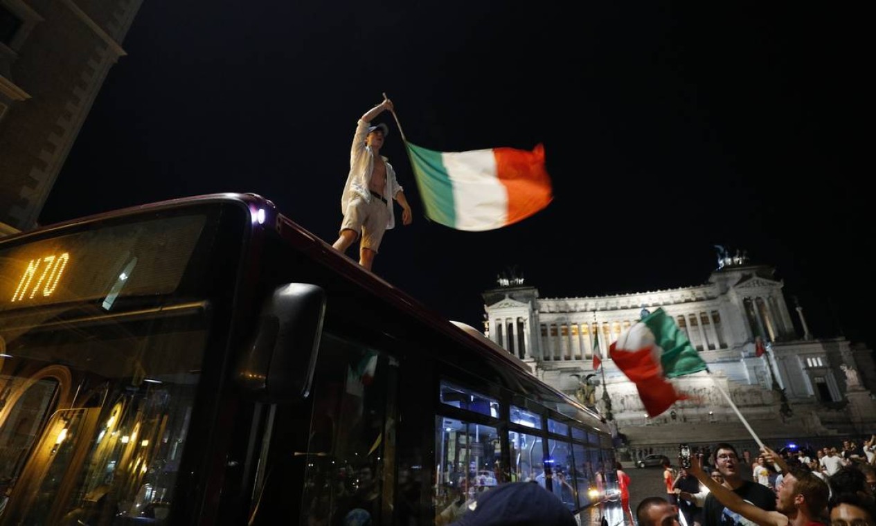 Torcedores reunidos após a partida, em Roma. Foto: GUGLIELMO MANGIAPANE / REUTERS