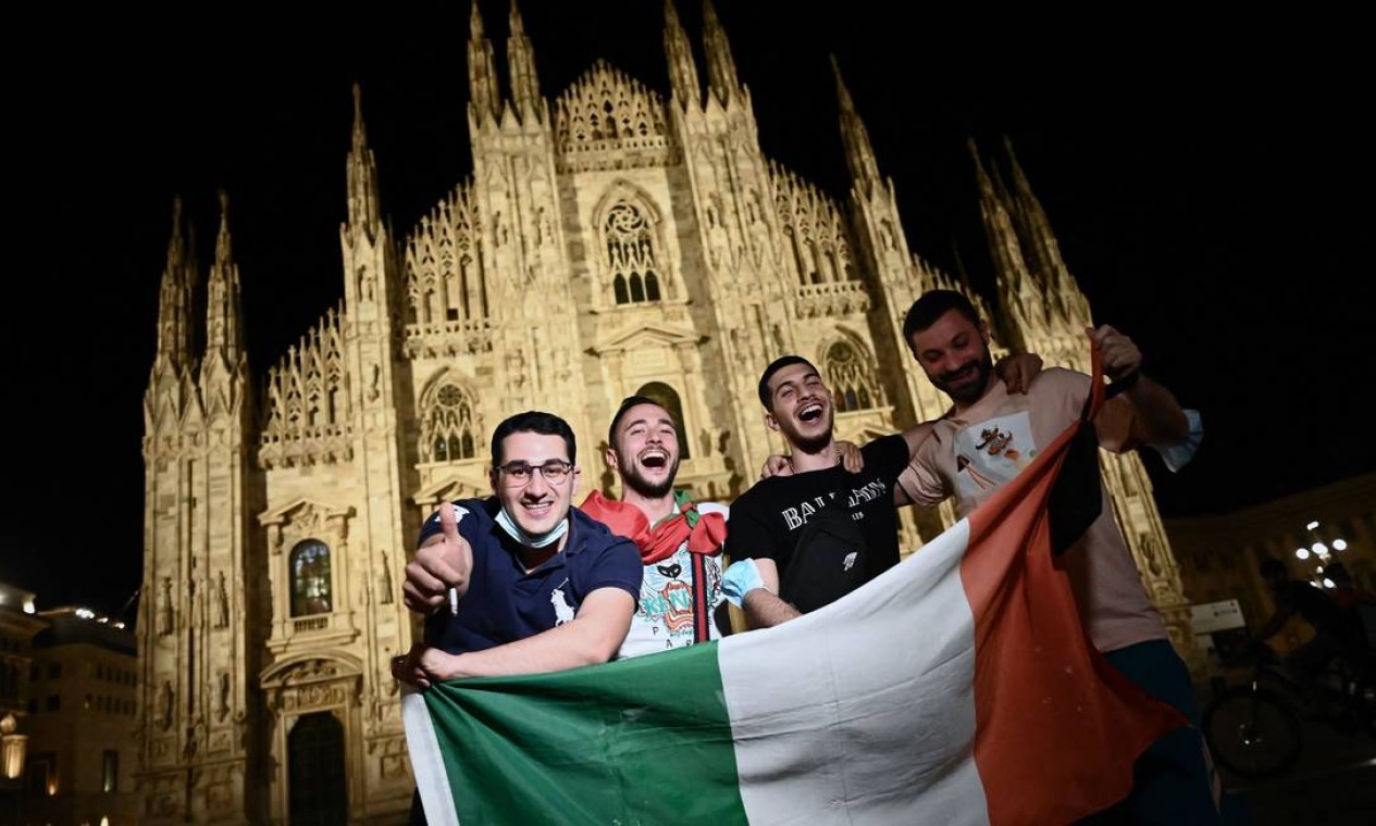 Comemoração de torcedores da Itália Foto: MARCO BERTORELLO / AFP