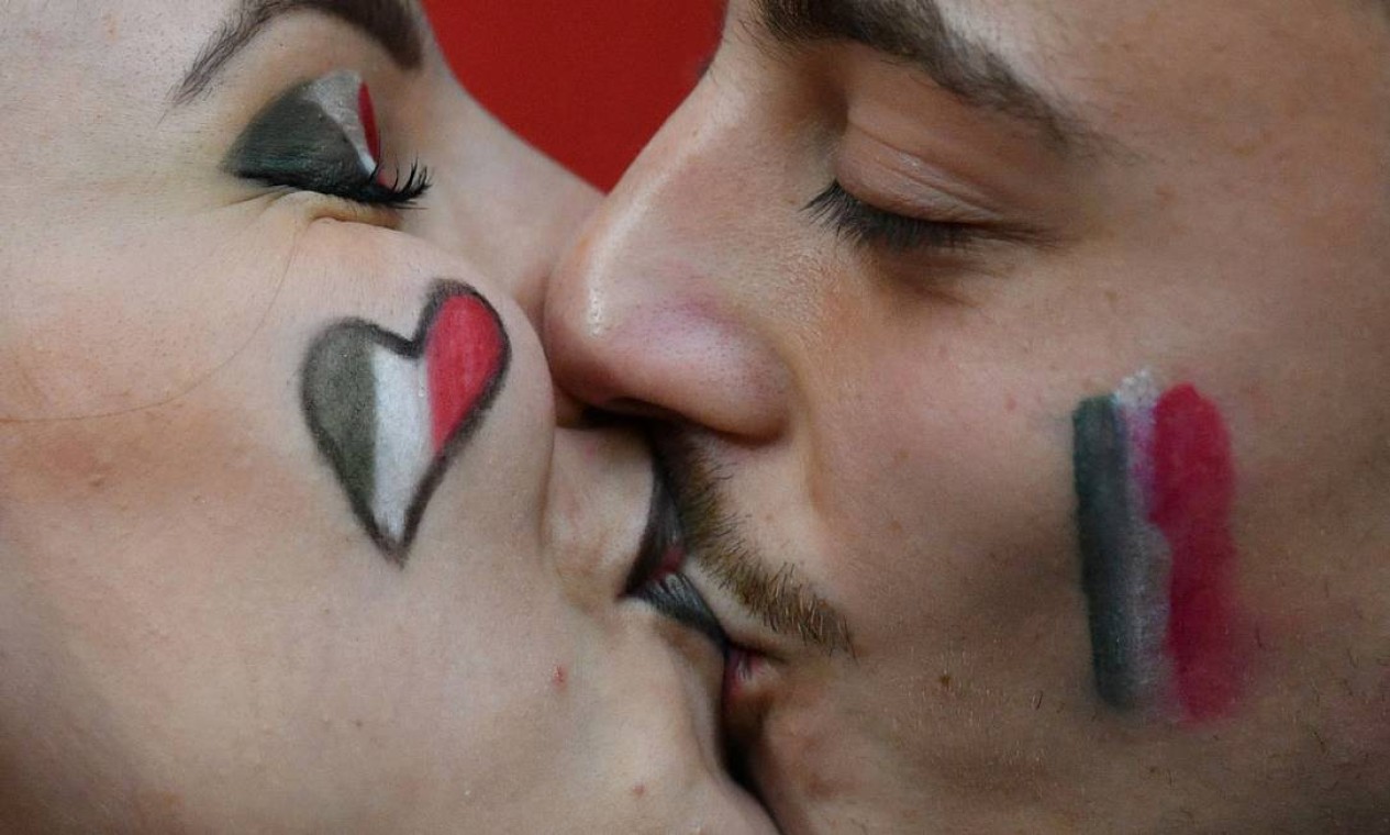 Torcedores da Itália se beijam durante comemoração Foto: JUSTIN TALLIS / Pool via REUTERS