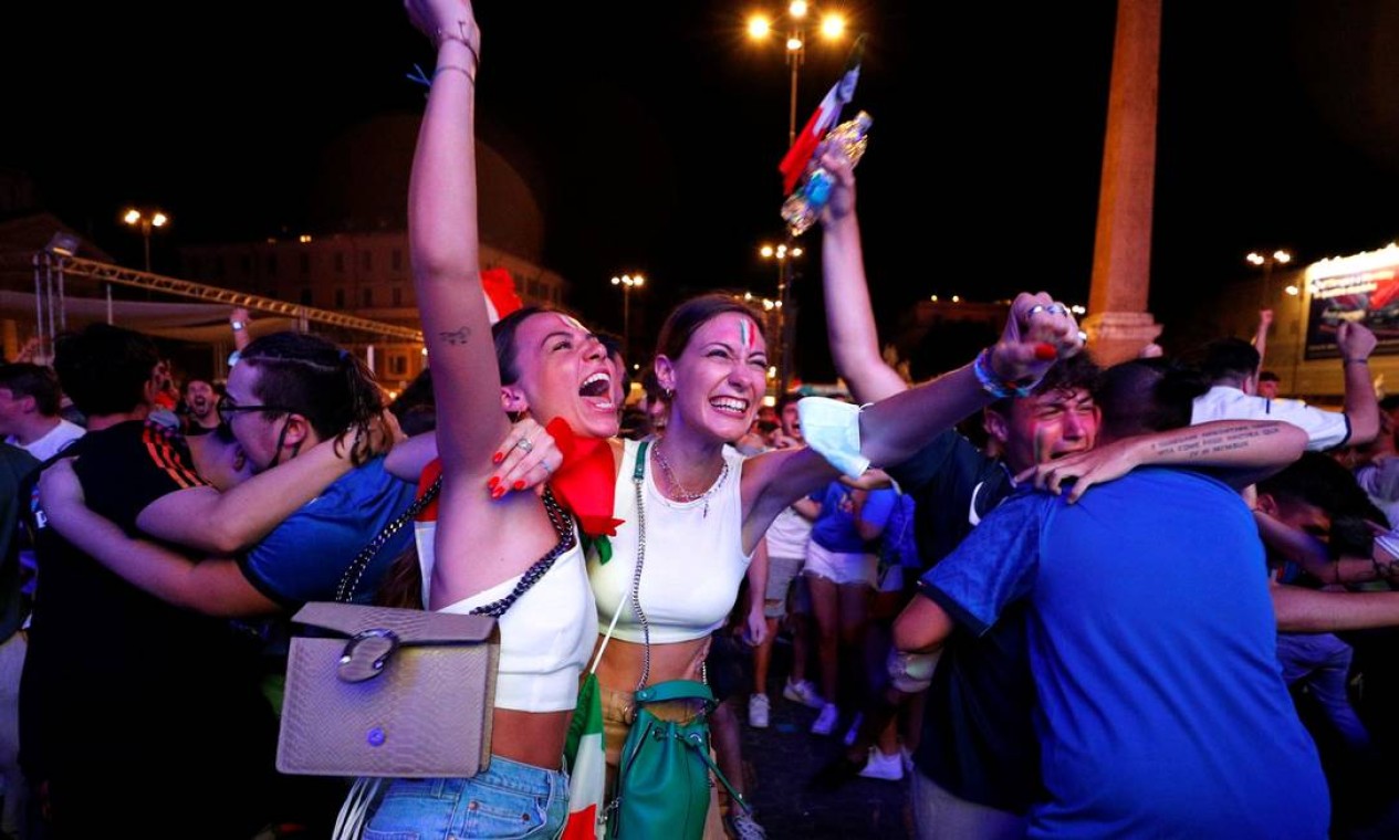 Iitalianos comemoram após Federico Chiesa marcar seu primeiro gol durante a partida Foto: GUGLIELMO MANGIAPANE / REUTERS