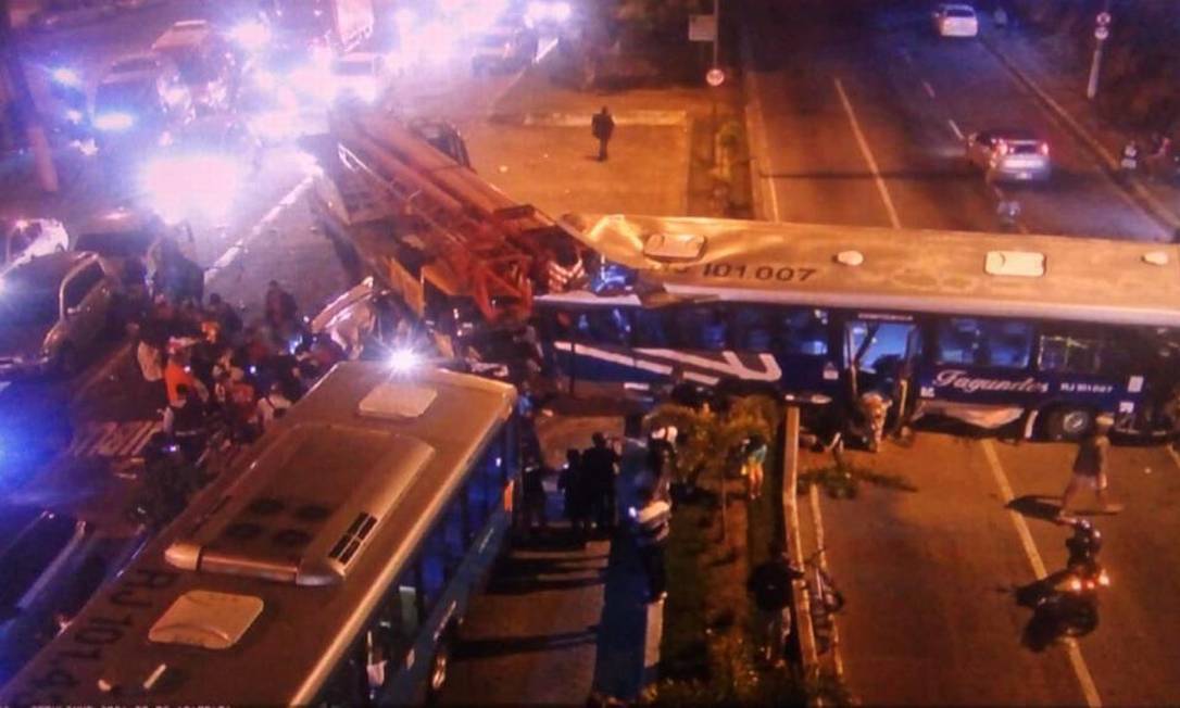 A colisão entre um caminhão e um ônibus, na Alameda Sãoboaventura, no Fonseca Foto: Reprodução