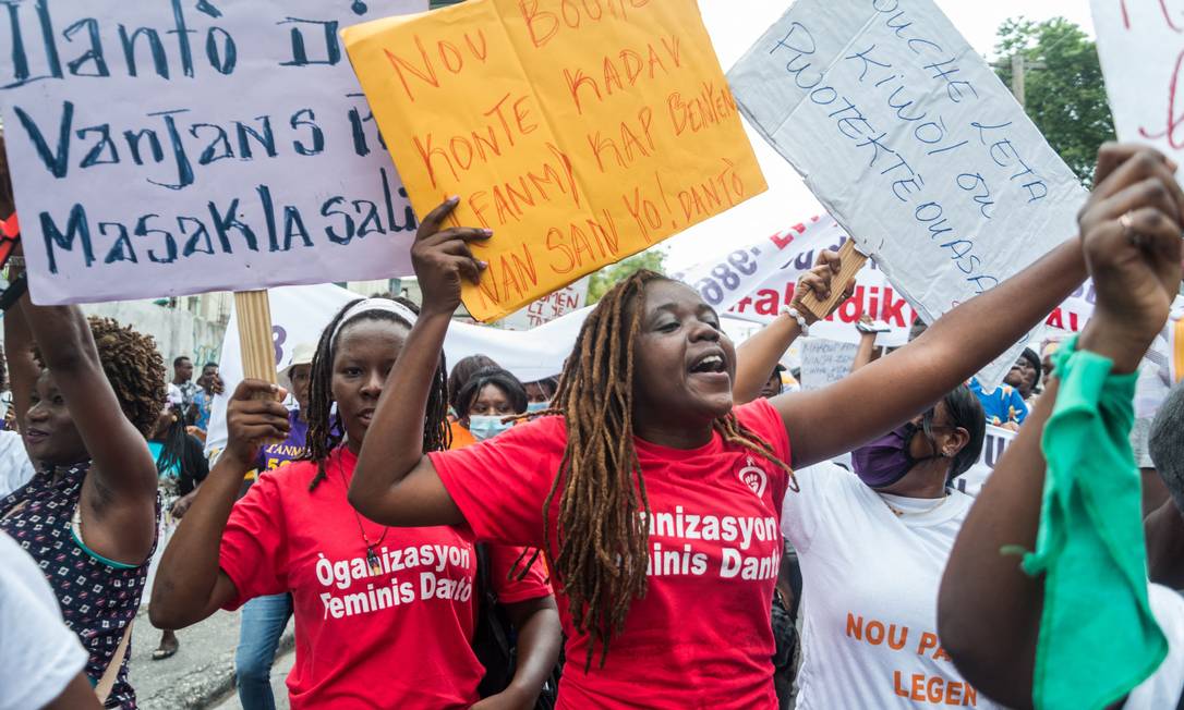 Haitianos marcham em Porto Príncipe para comemorar o dia nacional do movimento das mulheres haitianas. As manifestantes denunciaram a violência das gangues e juraram defender a democracia contra o governo haitiano, acusado de impor uma nova &#034;ditadura&#034; Foto: REGINALD LOUISSAINT JR / AFP