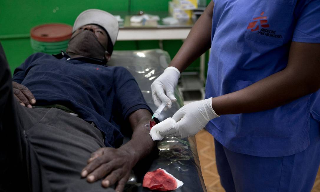 Médicos sem Fronteiras (MSF) informou ter fechado um hospital na capital do Haiti, Porto Príncipe, depois de ser alvo de tiros no último fim de semana de junho deste ano Foto: VALERIE BAERISWYL / AFP
