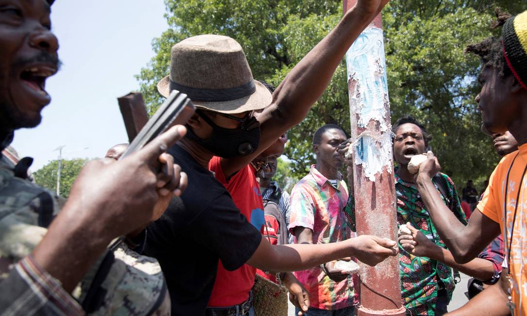 Pessoas protestam contra uma epidemia de sequestros que varre o Haiti, em meio a uma crescente agitação política e miséria econômica, em Porto Príncipe, capital do Haiti Foto: Valerie Baeriswyl / REUTERS